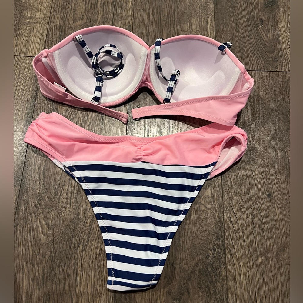 Bikini - Picture 2 of 2